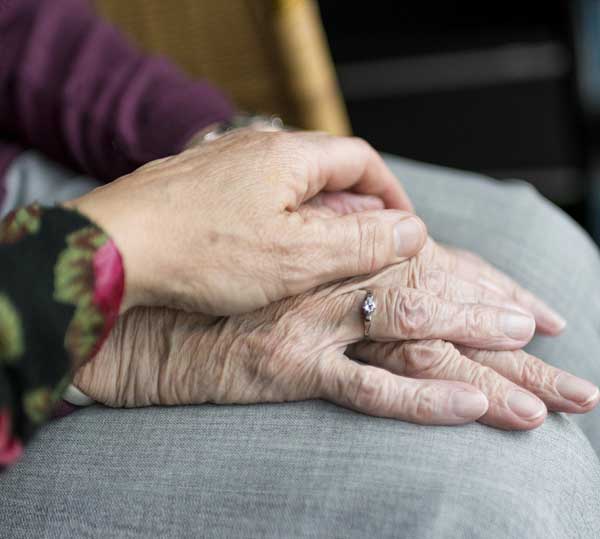 È possibile ottenere due assegni di cura INPS per una famiglia con persone non autosufficienti?